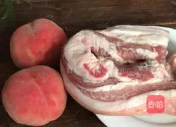 Illustration of how to make peach braised pork 1