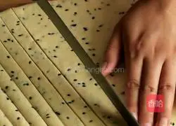 Illustration of making sweet noodle cubes 6