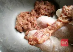 Illustration of how to beat beef soup by hand 9