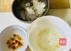 Illustration of how to make soap locust, rice peach gum and tremella soup 3