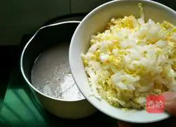 Illustration of how to make pork fan bone soup and baby cabbage noodle soup 4