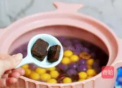 Illustration of how to make two-color dumplings with brown sugar and rice wine 12