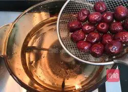 Illustration of how to make red date and lotus root soup 7