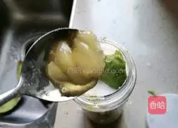Illustration of how to make avocado milkshake 4