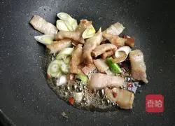 Illustration of how to stew frozen tofu with cabbage and pork belly 9