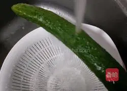 Illustration of how to make cucumber and banana intestine juice 2