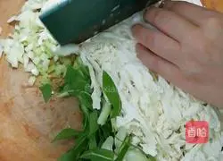 Illustration of how to make vegetable dumplings stuffed with cabbage 2