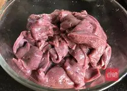 Illustration of how to stir-fry pork liver with green onions 5