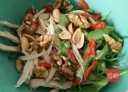 Illustration of how to make shredded chicken and bitter chrysanthemum in fat-reducing and slimming salad 5