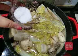 Illustration of how to cook pork ribs, taro and baby cabbage soup 17