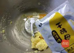 Illustration of how to make cornmeal cake 8