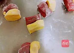 Illustration of how to make red marble sweet steamed buns 8