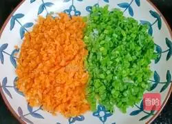 Illustration of how to make carrot and pork wontons 4