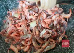 Illustration of how to make fried river shrimp 4