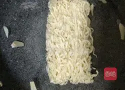 Illustration of Laoganma's soy sauce noodles 4