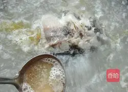 Illustration of how to make crucian carp and radish soup 10