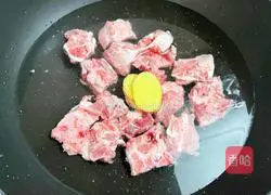 Illustration of how to make pork ribs and chestnut soup 4