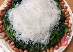 Illustration of how to mix spinach with vermicelli 6
