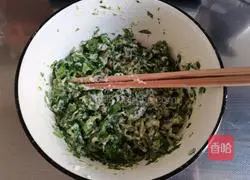 Illustration of how to make celery leaf pancakes 6