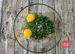 Illustration of how to make leek and shrimp skin egg rolls 4