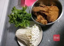 Illustration of how to make enoki mushroom and bamboo fungus soup 1