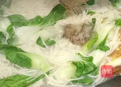 Illustration of how to make green vegetable and egg noodle soup 7