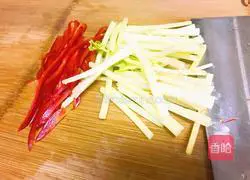 Sichuan - Illustration of how to make pepper and chicken shreds 6