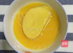 Illustration of how to make golden fried steamed bun slices 6