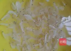 Illustration of how to make shrimp, winter melon and kelp soup 1