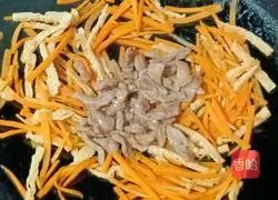 Mix carrots with shredded pork Illustration of how to make noodles 13