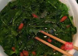 Illustration of how to make wolfberry bud and egg soup 7