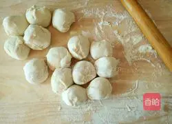 Illustration of how to make mushroom, carrot and pork buns 17