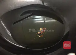 Illustration of how to make crucian carp shredded radish soup 3