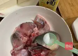 Illustration of how to make tender fish head tofu soup 1