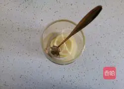 Man Illustration of how to make cranberry lemon Yakult 2