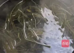 Illustration of how to make kelp and shredded pork noodle soup 4