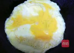 Illustration of how to make scrambled eggs with watermelon rind 6