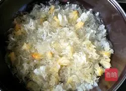 Illustration of how to make longan, red dates, tremella and lotus seed soup 2