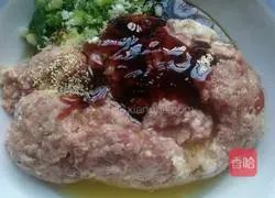 Illustration of how to make dumplings stuffed with pork and green onion 2