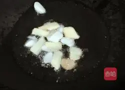 Illustration of how to make white crucian carp soup with fresh mushroom milk 8