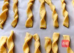 Illustration of how to make pumpkin teething biscuits 8