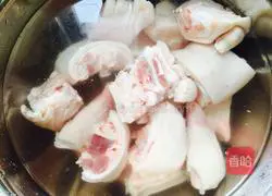 Soybean and Peanut Pig Trotter Stew Illustration 2