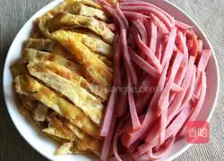 Illustration of how to make three-wire noodles 4