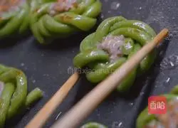 Illustration of a simple version of petal beans stuffed with meat 8