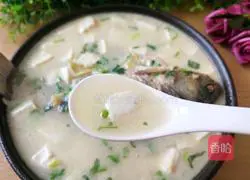 Illustration of how to make crucian carp tofu soup 2