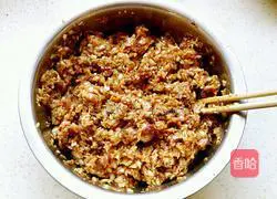 Illustration of how to make pork and cabbage dumplings 6