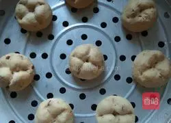 Illustration of how to make brown sugar and jujube flowering steamed buns 17