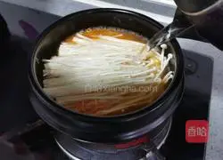 Tomato Illustration of how to make fat beef soup 9