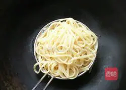 Spaghetti Bolognese Illustration of how to do it 3
