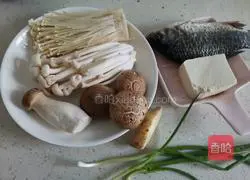 Illustration of how to make crucian carp, tofu and mushroom soup 1